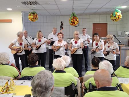 Praznik pa so polepšali člani Tamburaške skupine Bisernica iz Reteč pri Škofji Loki